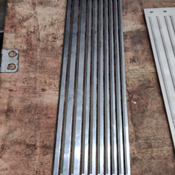 مسطرة صلب معالج حراري